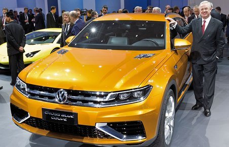 Volkswagen-chef Martin Winterkorn med VW Cross Blue Coupé, der er en opladningshybrid.